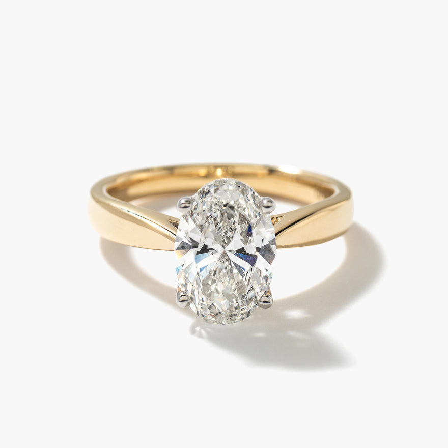 Lab Grown Oval Cut Diamond Engagement Ring in 14K Yellow Gold ct tw)