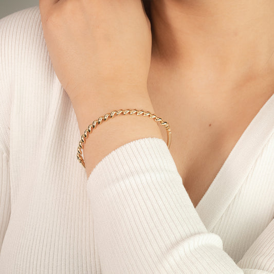 Wavy Oval Bangle in 10K Yellow Gold