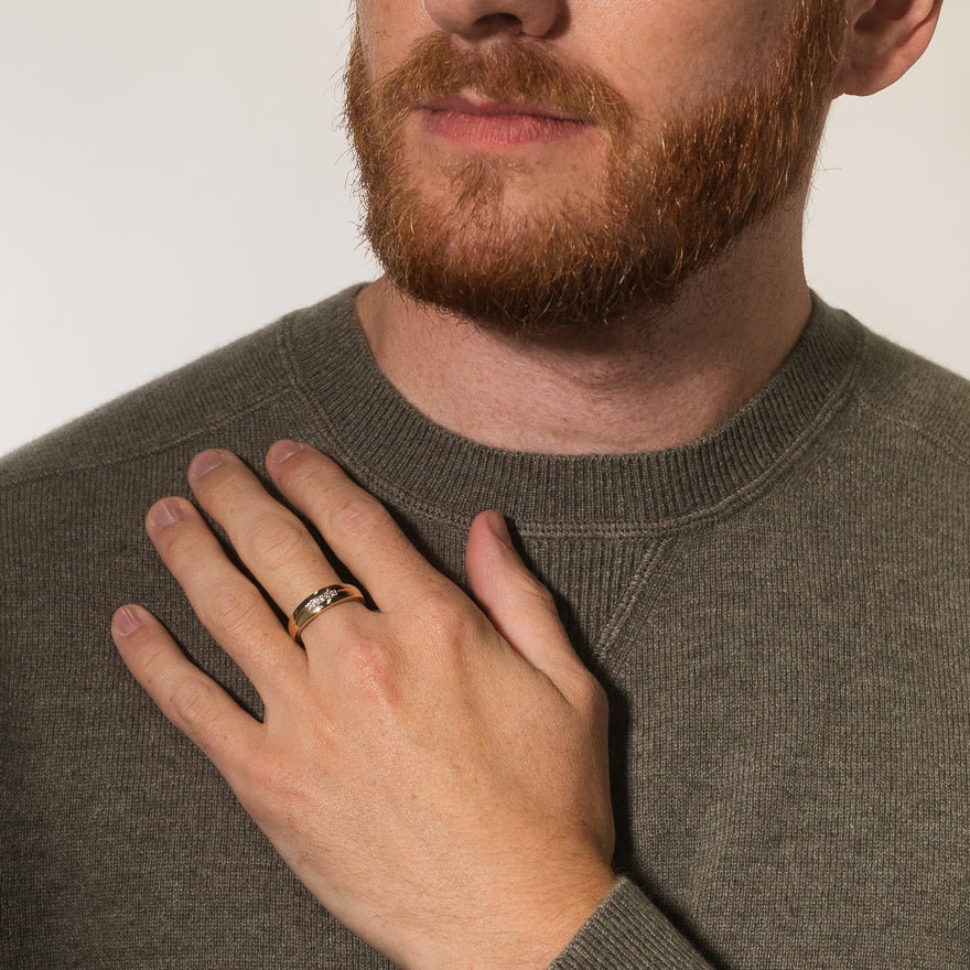 Men's Diamond Wedding Band in 10K Yellow Gold ct tw)