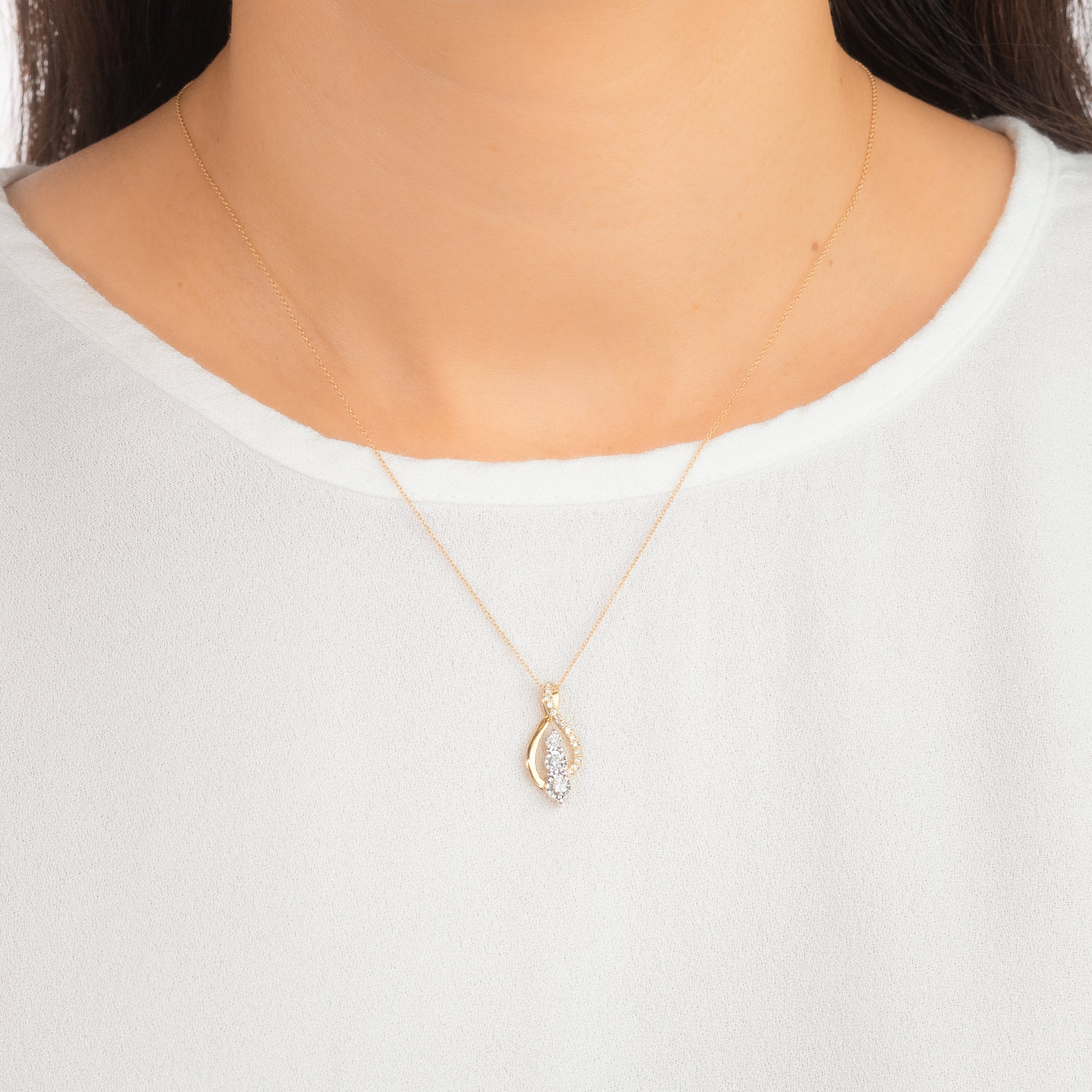 Diamond Cluster Necklace in 10K Yellow Gold (0.20 ct tw)