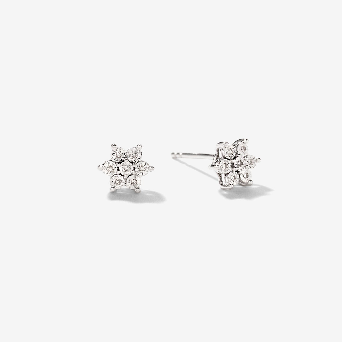 Flower Diamond Stud Earrings in 10K White Gold (0.04 ct tw)
