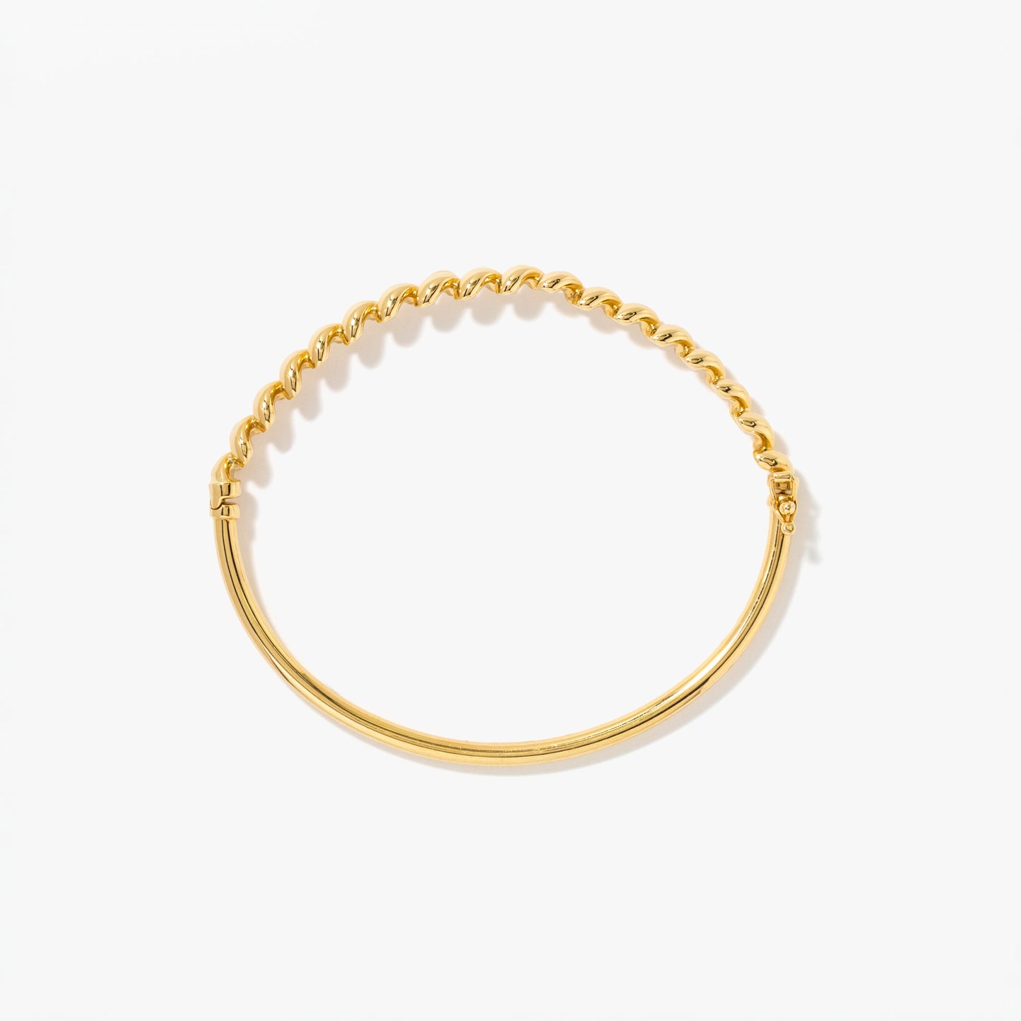 Wavy Oval Bangle in 10K Yellow Gold