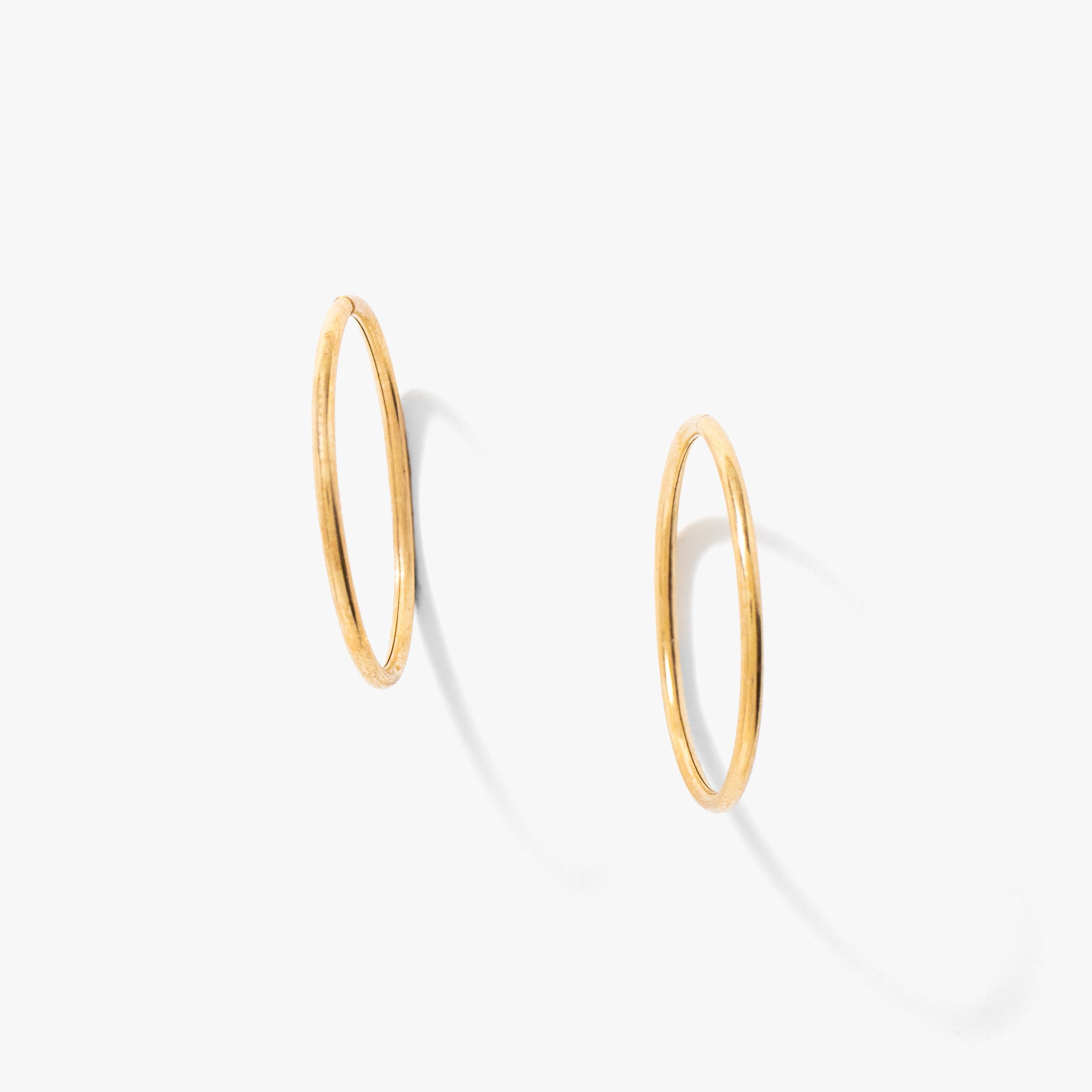 1.1x18mm Sleeper in 10K Yellow Gold