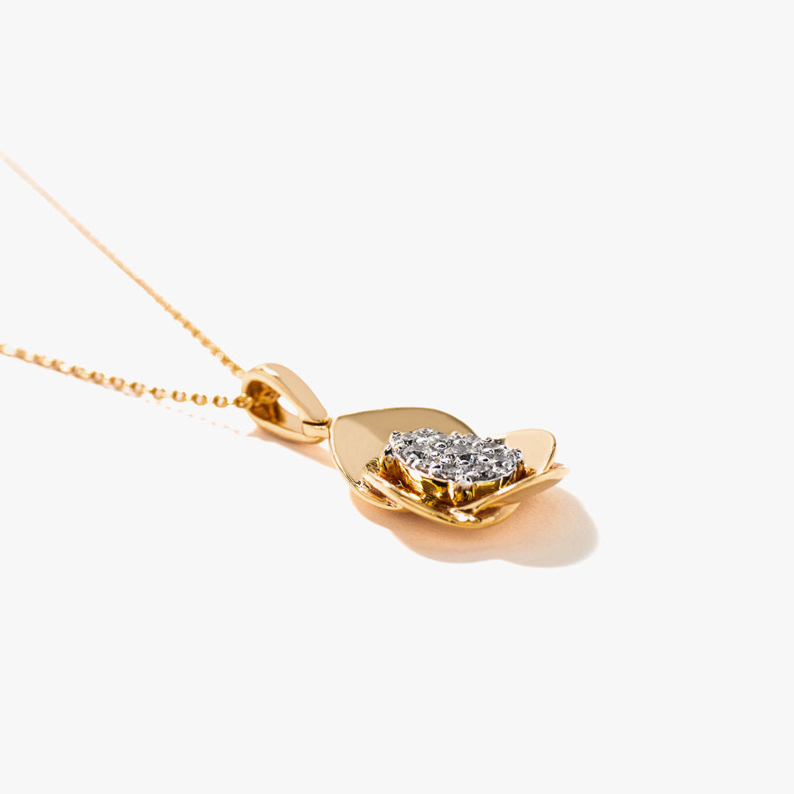 Diamond Cluster Necklace in 10K Yellow Gold (0.16 ct tw)