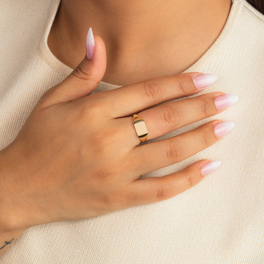 Ladies Rectangle Signet Ring in 10K Yellow Gold