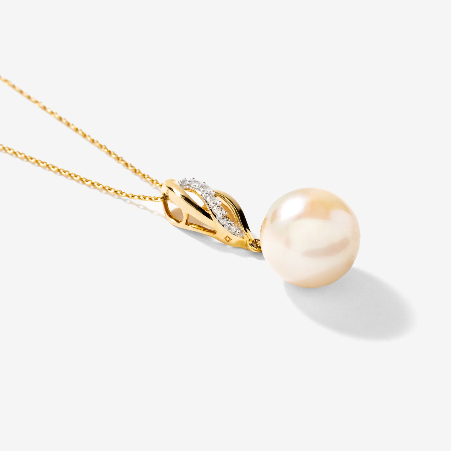 Pearl Necklace in 10K Yellow Gold