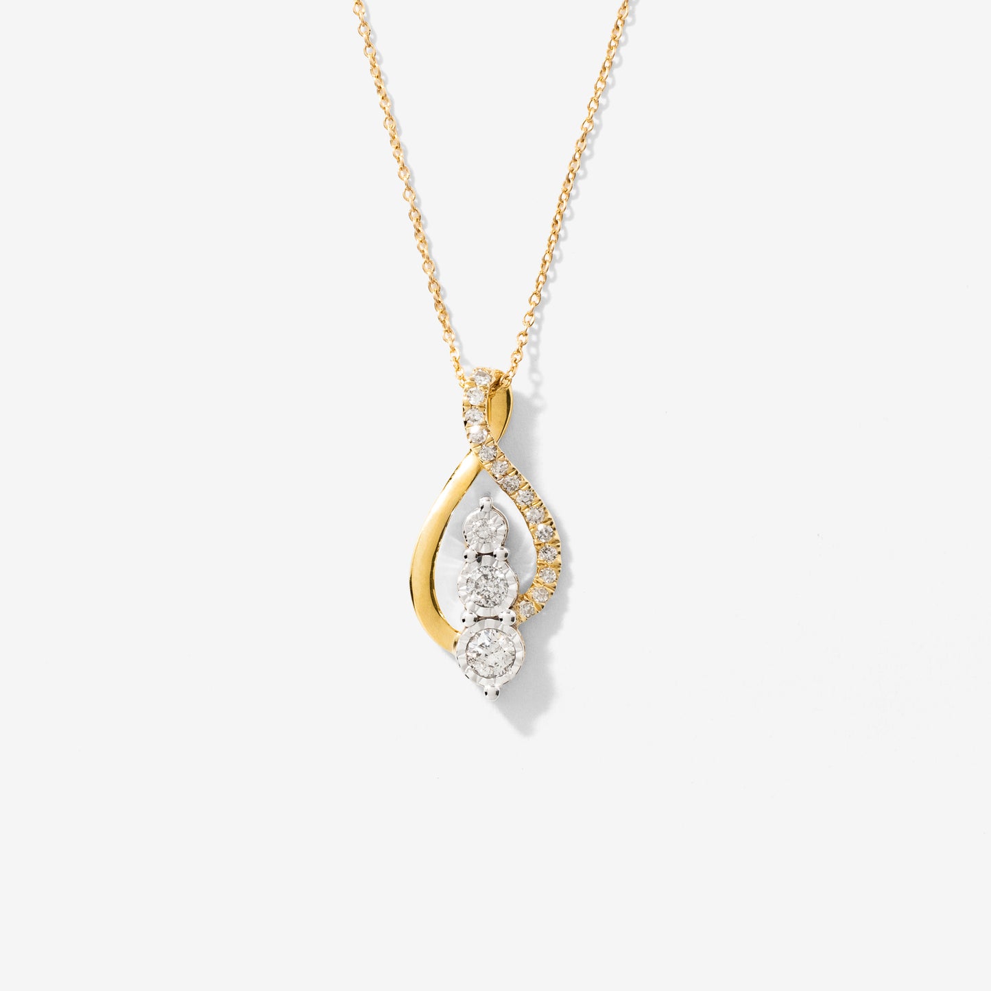 Diamond Cluster Necklace in 10K Yellow Gold (0.20 ct tw)