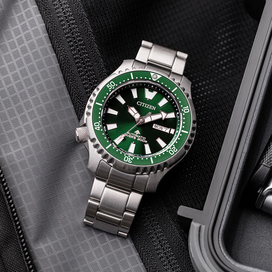 Green bezel dive online watch