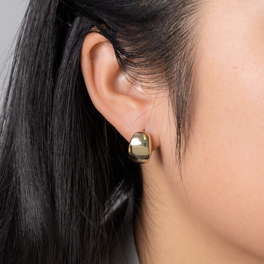 アクセサリー FORSOMEONE HOOP EARRING GOLD Wide Dome J-Hoop Earrings in 10K Yellow Gold – Ann-Louise Jewellers